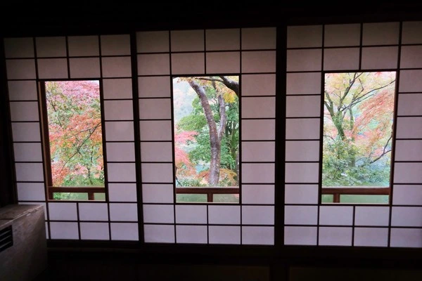 嵐山祐齋亭-圓窗楓葉倒影