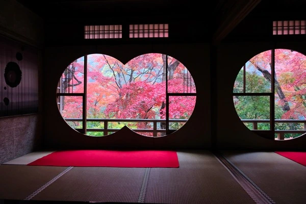 嵐山祐齋亭-圓窗楓葉倒影