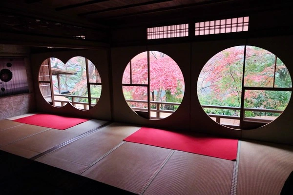 嵐山祐齋亭-圓窗楓葉倒影