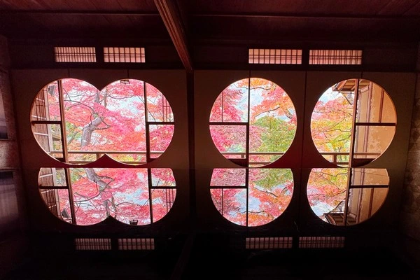 嵐山祐齋亭-圓窗楓葉倒影