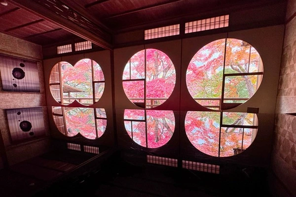 嵐山祐齋亭-圓窗楓葉倒影