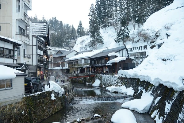 銀山溫泉-大正浪漫氛圍的冬天雪景,冬天有交通管制