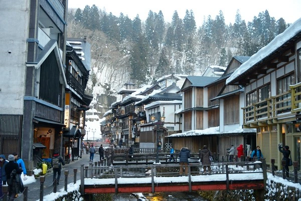 銀山溫泉-大正浪漫氛圍的冬天雪景,冬天有交通管制