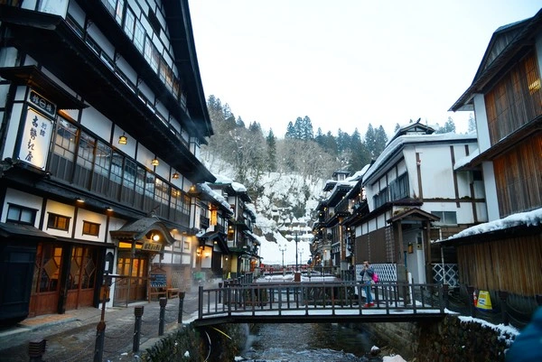 銀山溫泉-大正浪漫氛圍的冬天雪景,冬天有交通管制