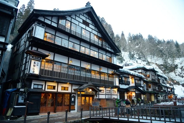 銀山溫泉-大正浪漫氛圍的冬天雪景,冬天有交通管制