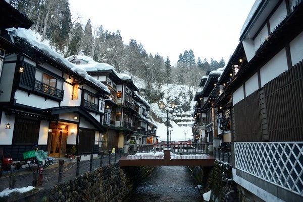 銀山溫泉-大正浪漫氛圍的冬天雪景,冬天有交通管制
