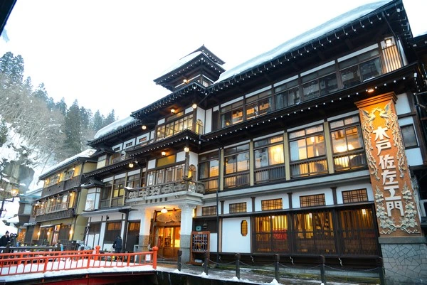 銀山溫泉-大正浪漫氛圍的冬天雪景,冬天有交通管制