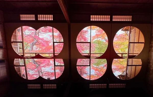 嵐山祐齋亭-圓窗楓葉倒影